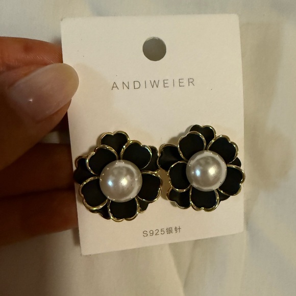 Vintage Jewelry - Vintage Black Floral Earrings with Pearl Center